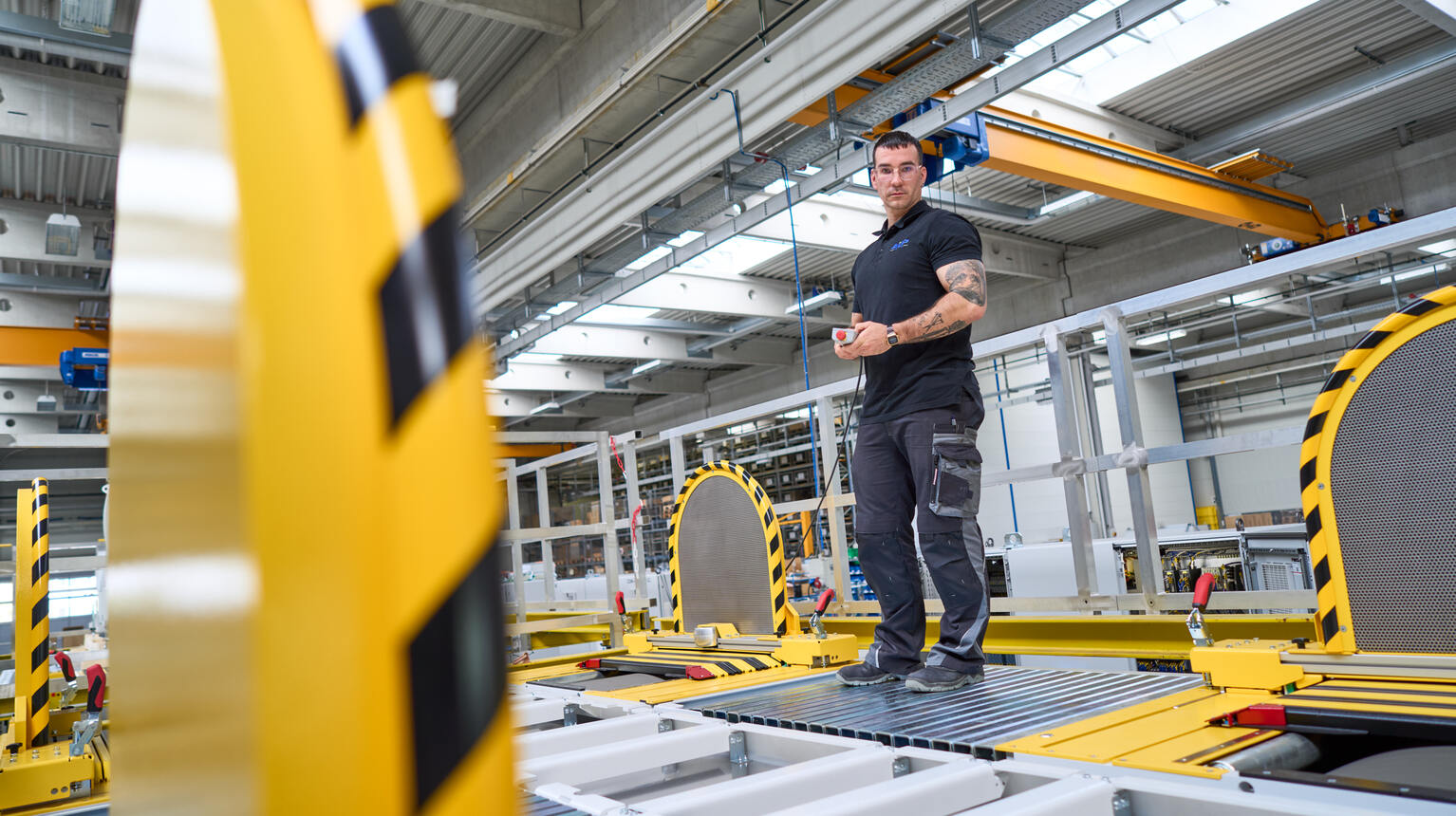 Mitarbeiter in Montagehalle