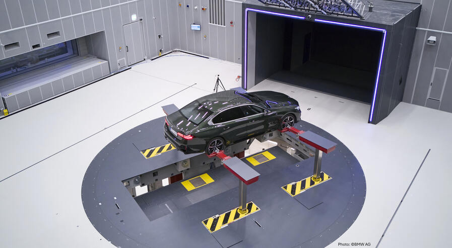 Auto auf einer Fahrzeughebebühne in einer Akustikkammer