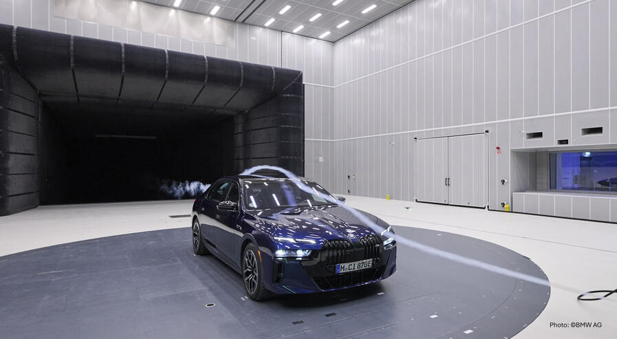 Fahrzeug auf Drehscheibe, umgeben von Luftströmung