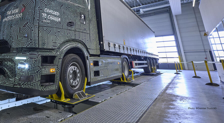 LKW auf der Multi-Stempelanlage