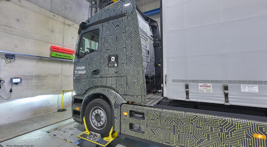 Befestigung des Reifens auf der Multi-Stempelanlage