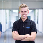 Auszubildender lächelt in die Kamera