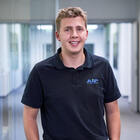 Mitarbeiter lächelt in die Kamera