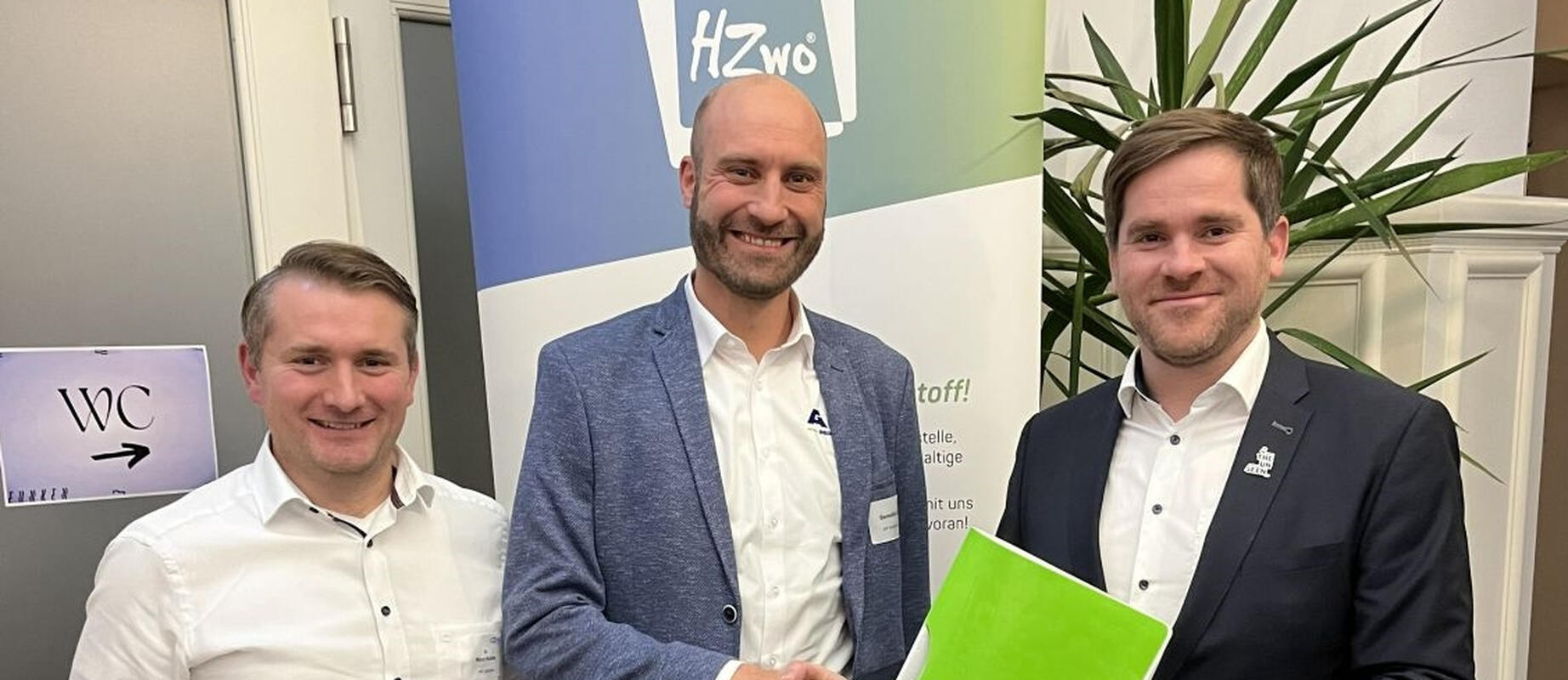 3 Personen bei Mitgliedschaftsabschluss HZwo