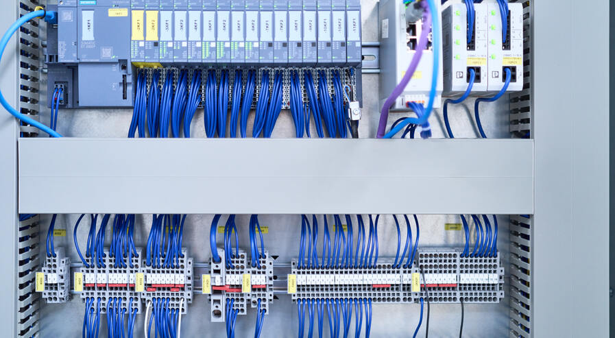 Schaltschrank mit Kabel